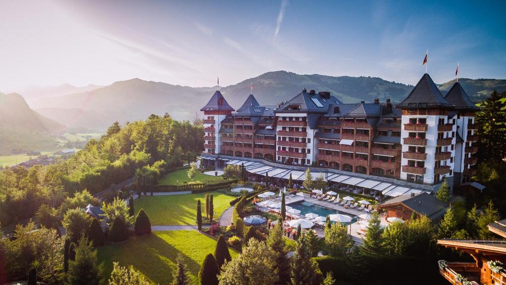 uma vista para um hotel com um resort em The Alpina Gstaad em Gstaad