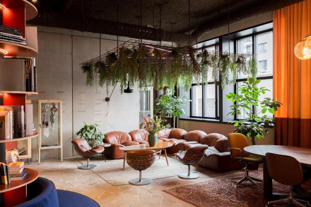 Uma área de estar em YUST Antwerp