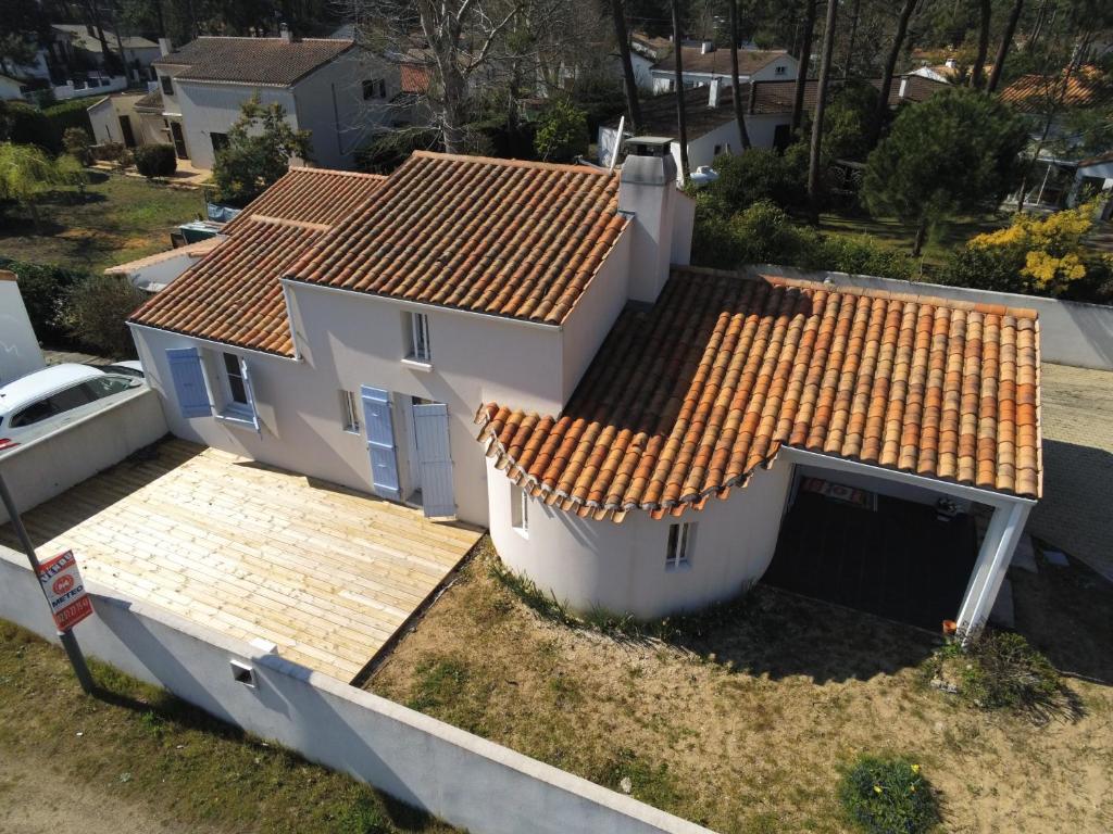 een wit huis met een dak en een garage bij la GRIERE in La Tranche-sur-Mer