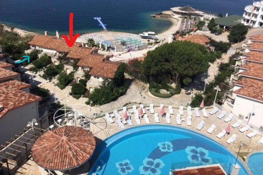 Bazén v ubytování Bougainville Bay Resort - Villa 11 nebo v jeho okolí