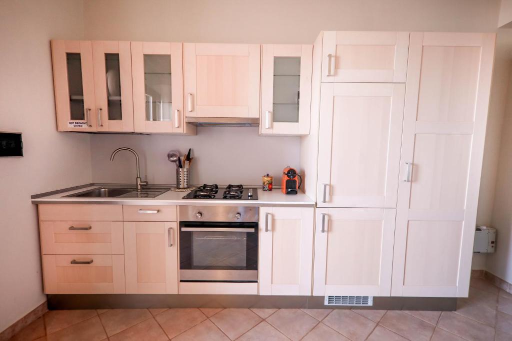 A kitchen or kitchenette at Kelly Apartments Cefalù