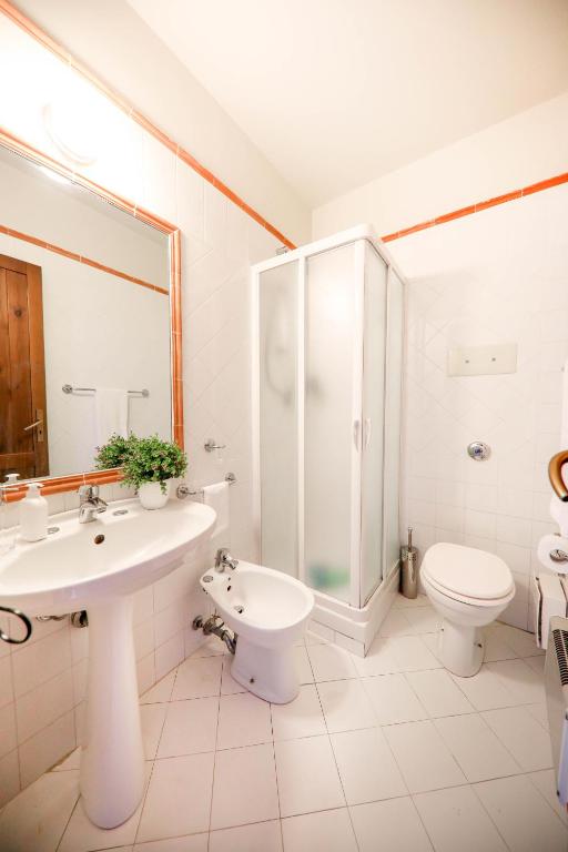A bathroom at Kelly Apartments Cefalù