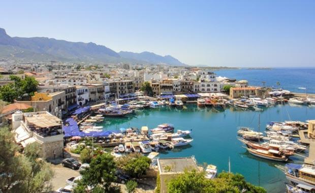 Kyrenia British Harbour Hotel tesisinin kuş bakışı görünümü