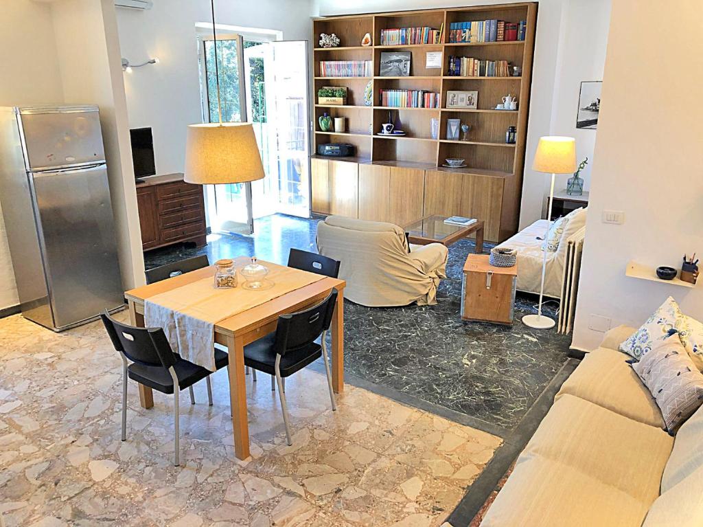 een woonkamer met een tafel en een bank bij Il Mare A Due Passi in Lerici