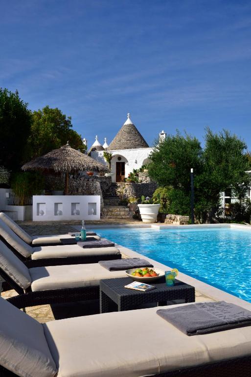 Bazén v ubytování B&B Trullo Barbagiullo nebo v jeho okolí