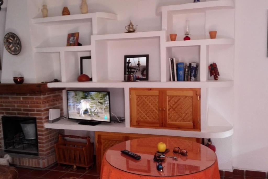 Televízia a/alebo spoločenská miestnosť v ubytovaní Una joya en la Alpujarra