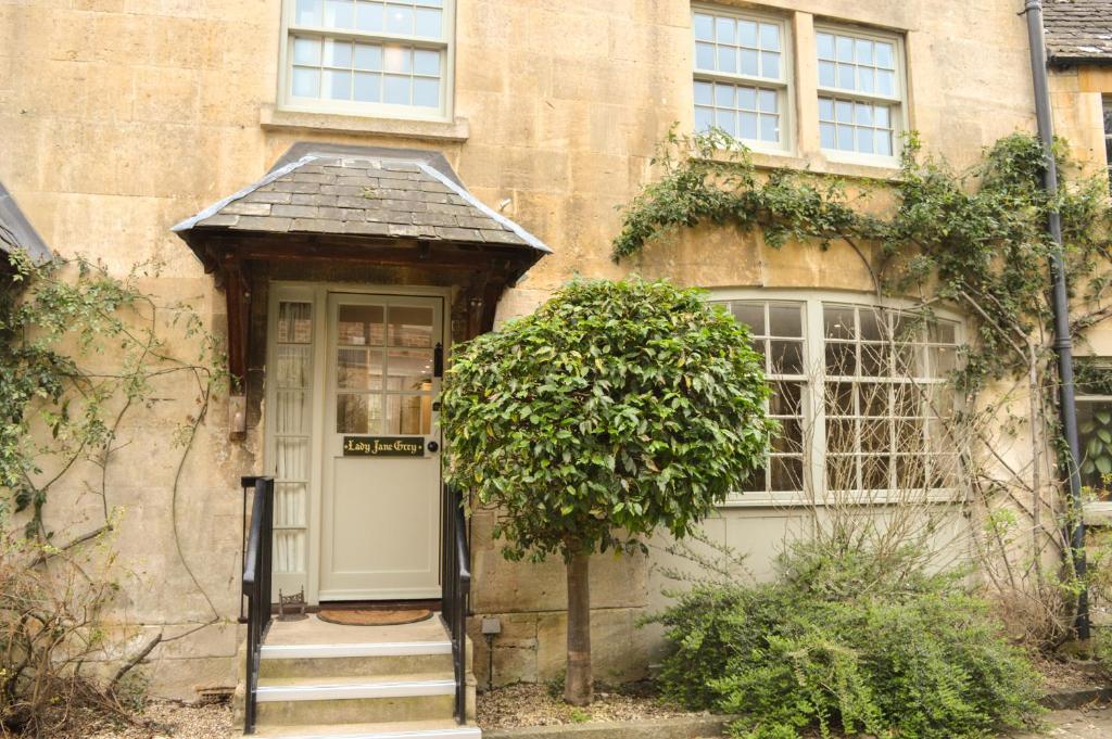 una casa con una puerta y escaleras que conducen a ella en Lady Jane Grey, en Winchcombe