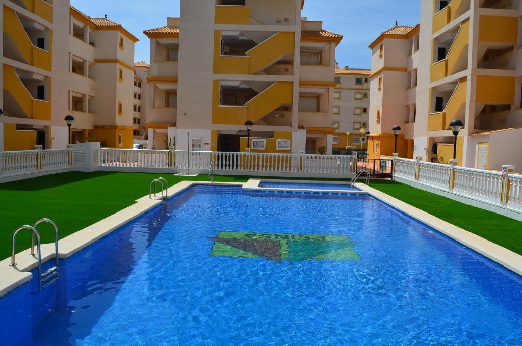 een zwembad voor sommige appartementsgebouwen bij Ribera Beach 2 - 1509 in Mar de Cristal