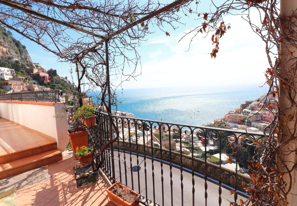 un balcón de una casa con vistas al océano en Estate4home - MAISON LIRIO en Positano