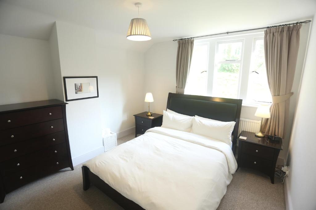 Postel nebo postele na pokoji v ubytování Entire Victorian Lodge in a privately gated estate with secure parking for two cars and a newly refurbished bathroom