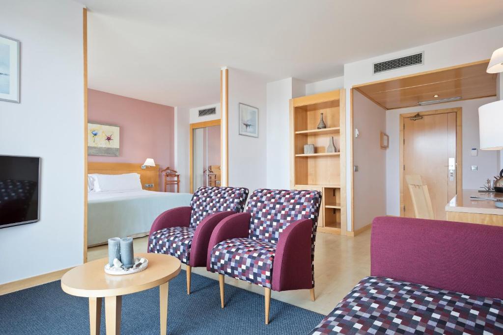 TV a/nebo společenská místnost v ubytování Sol Port Cambrils Hotel