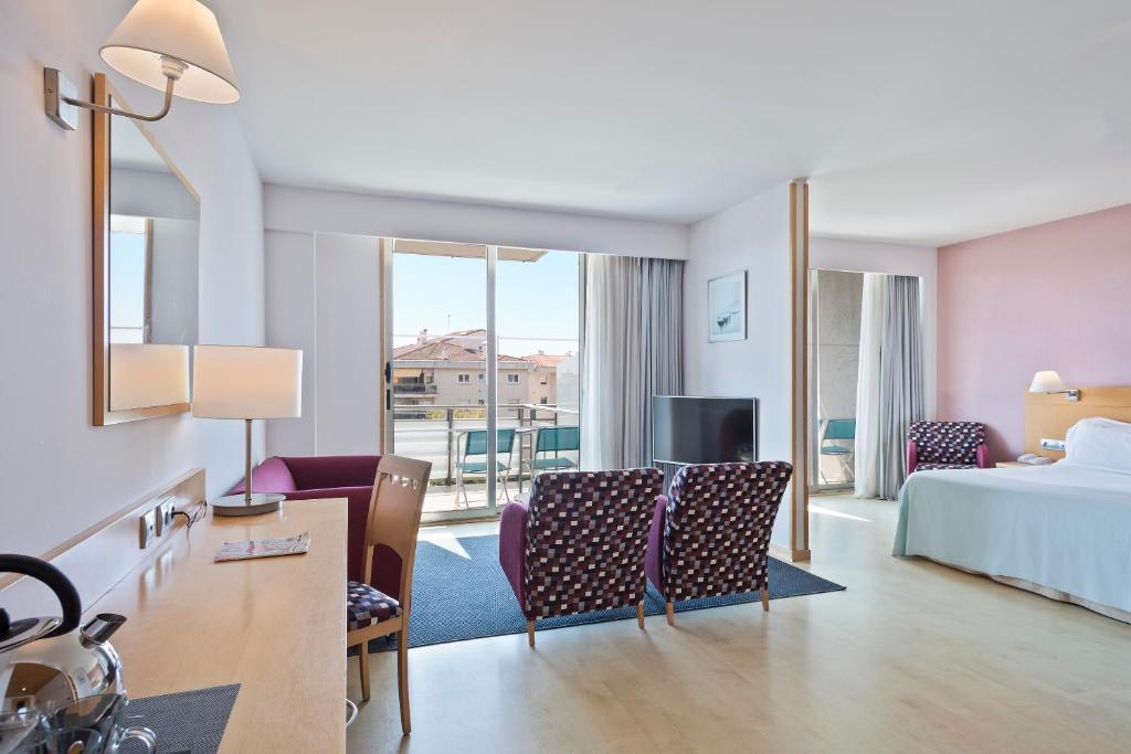 Postel nebo postele na pokoji v ubytování Sol Port Cambrils Hotel