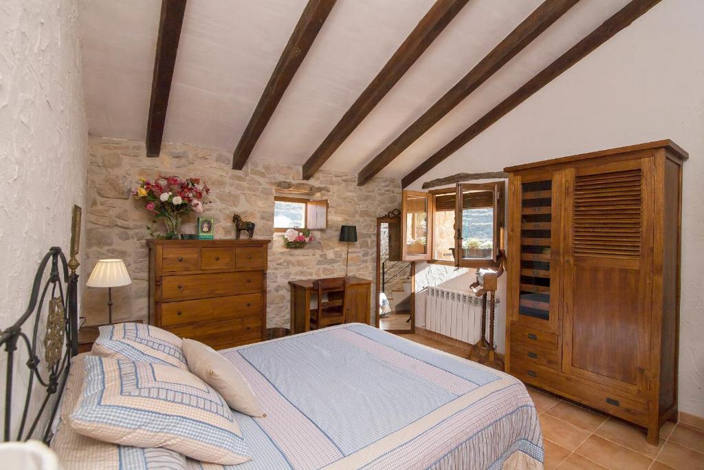 A bed or beds in a room at La Covarxella