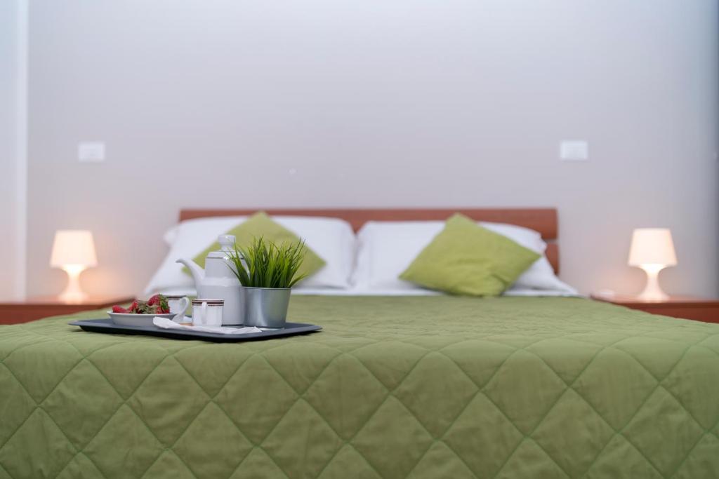 un letto con un vassoio di cibo sopra di Green Residence a Rimini