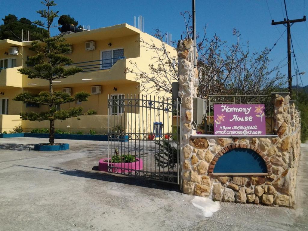 un edificio con una puerta con un cartel. en Harmony House en Agia Paraskevi