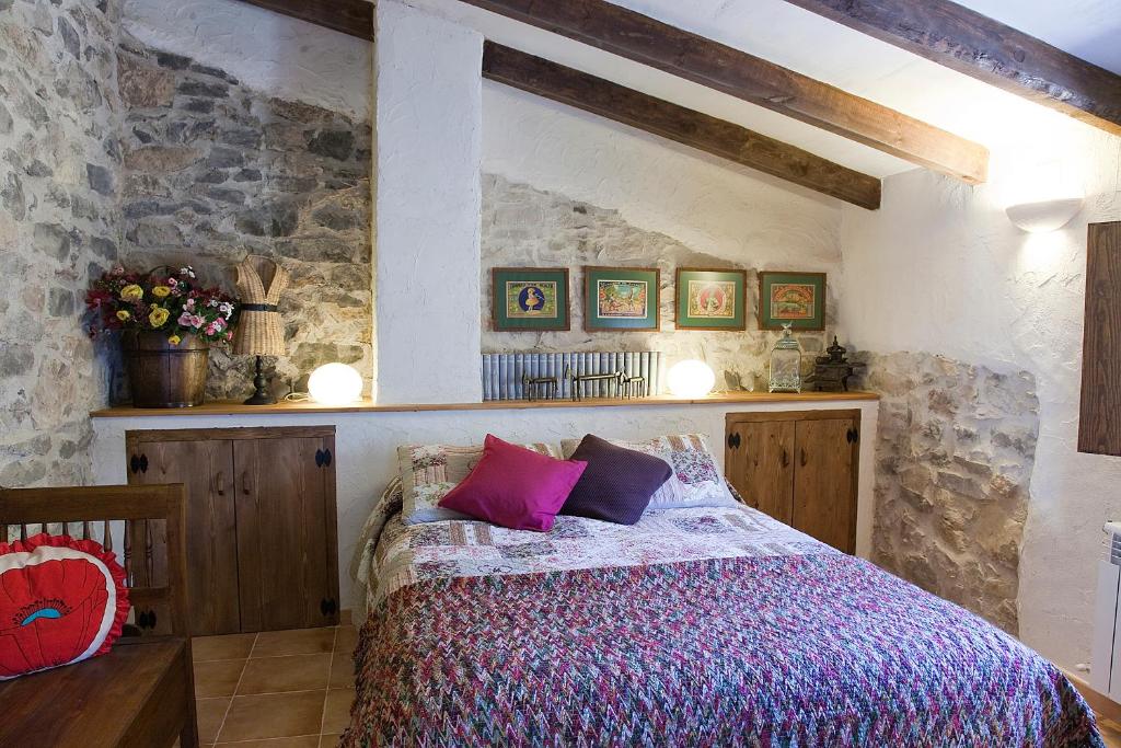 A bed or beds in a room at La Covarxella