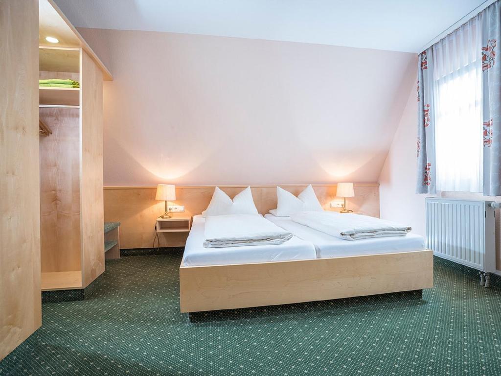 Postel nebo postele na pokoji v ubytování Gästehaus Mönchshof