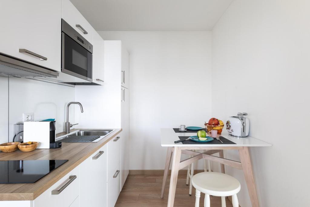 Kuchnia lub aneks kuchenny w obiekcie Varenna Hill apt