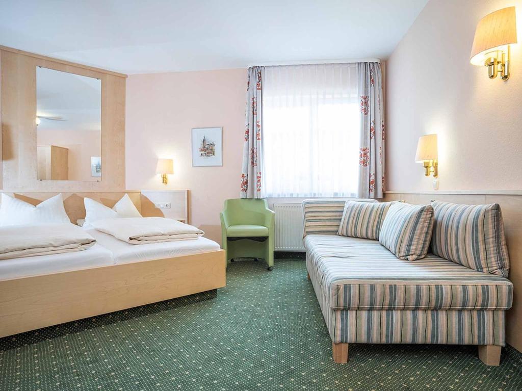 Postel nebo postele na pokoji v ubytování Gästehaus Mönchshof