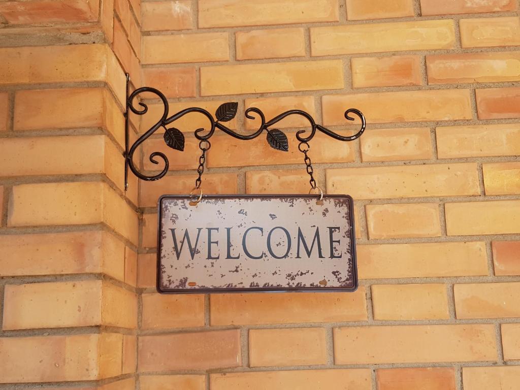 サン・クイーリコ・ドルチャにあるPalazzetto del Pittoreの煉瓦の壁掛け歓迎の印