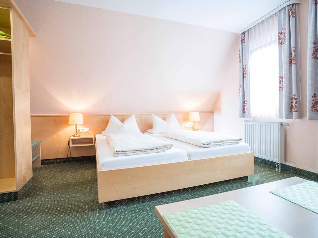 Postel nebo postele na pokoji v ubytování Gästehaus Mönchshof