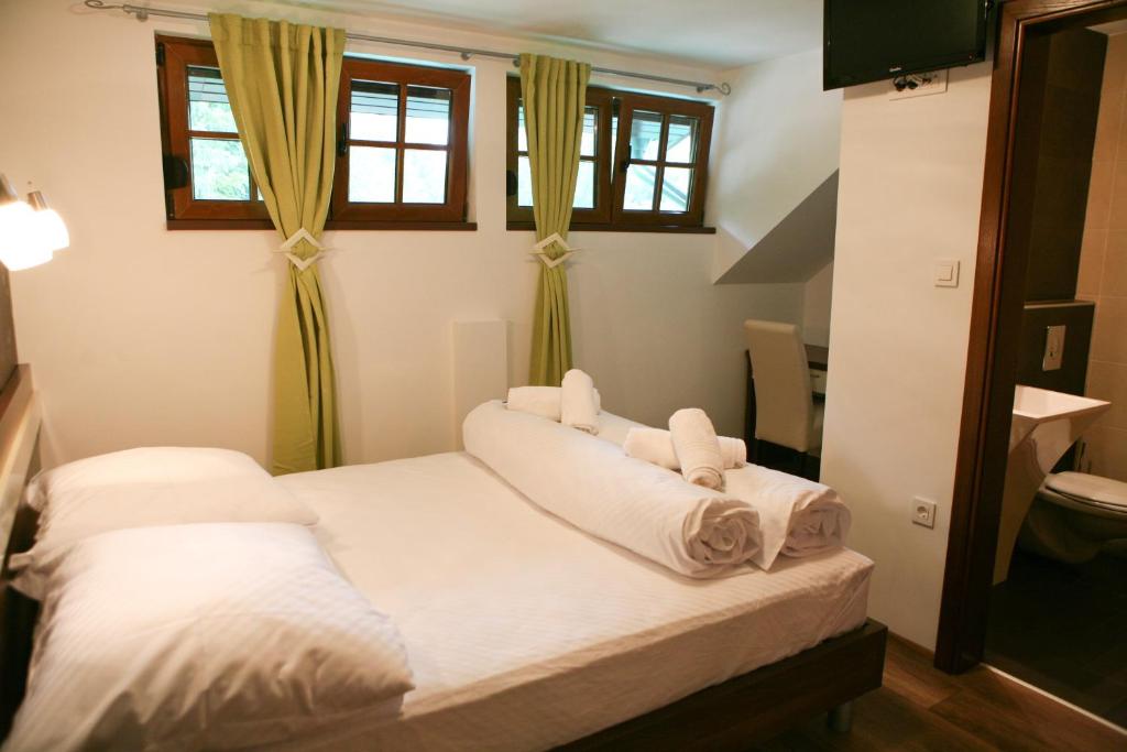 Golden Lakes Rooms - 2