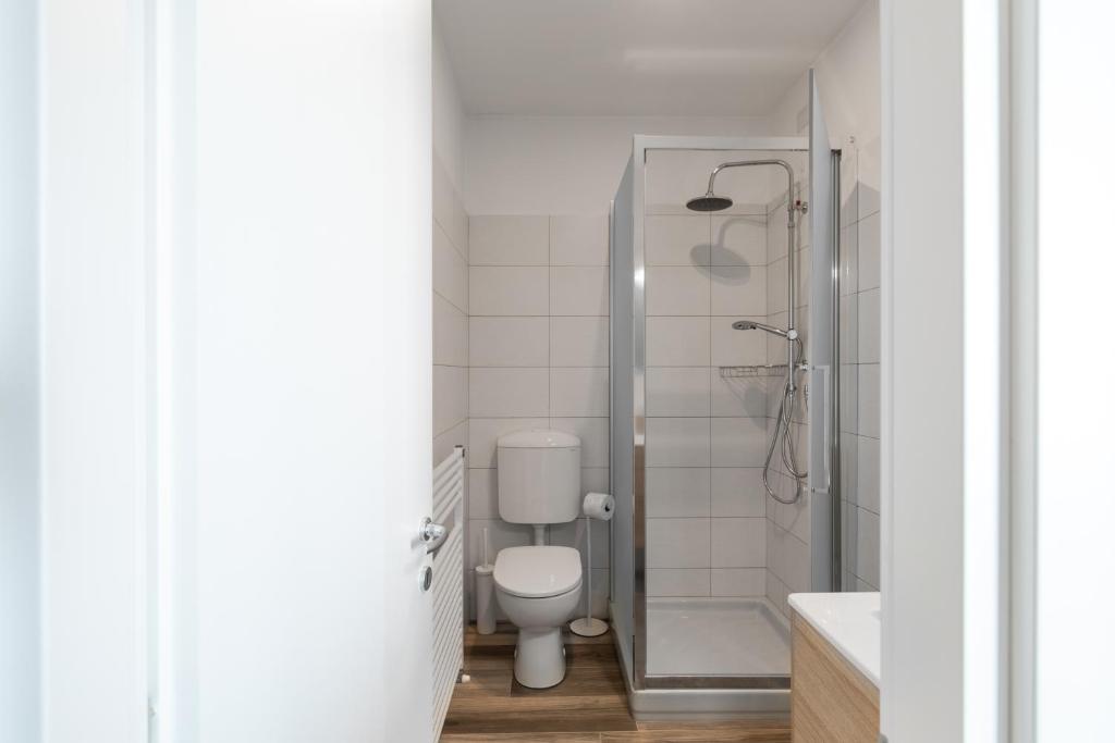 łazienka z toaletą i prysznicem w obiekcie Varenna Hill apt w mieście Perledo