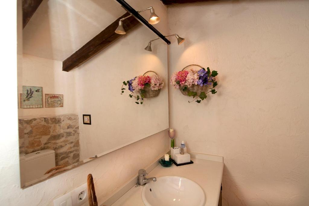 A bathroom at La Covarxella