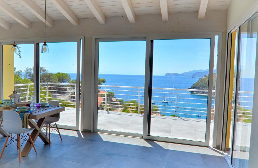 comedor con vistas al océano en Villetta La Vela by Agenzia SolturElba, en Capoliveri