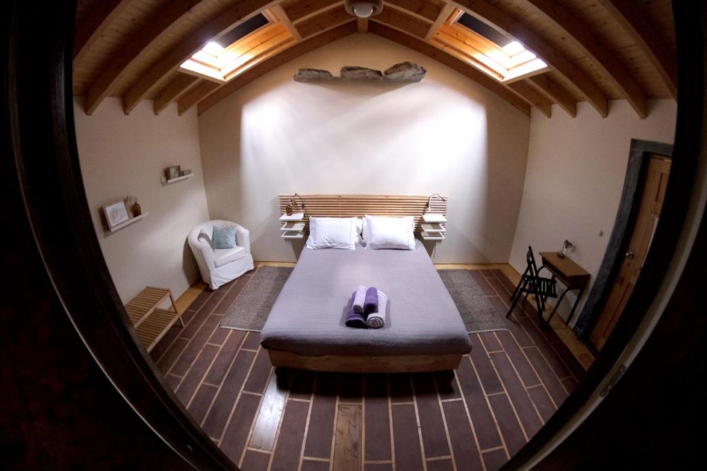 Habitación con vistas a un dormitorio con 1 cama. en Quinta dos Baldo en Freixo de Espada à Cinta