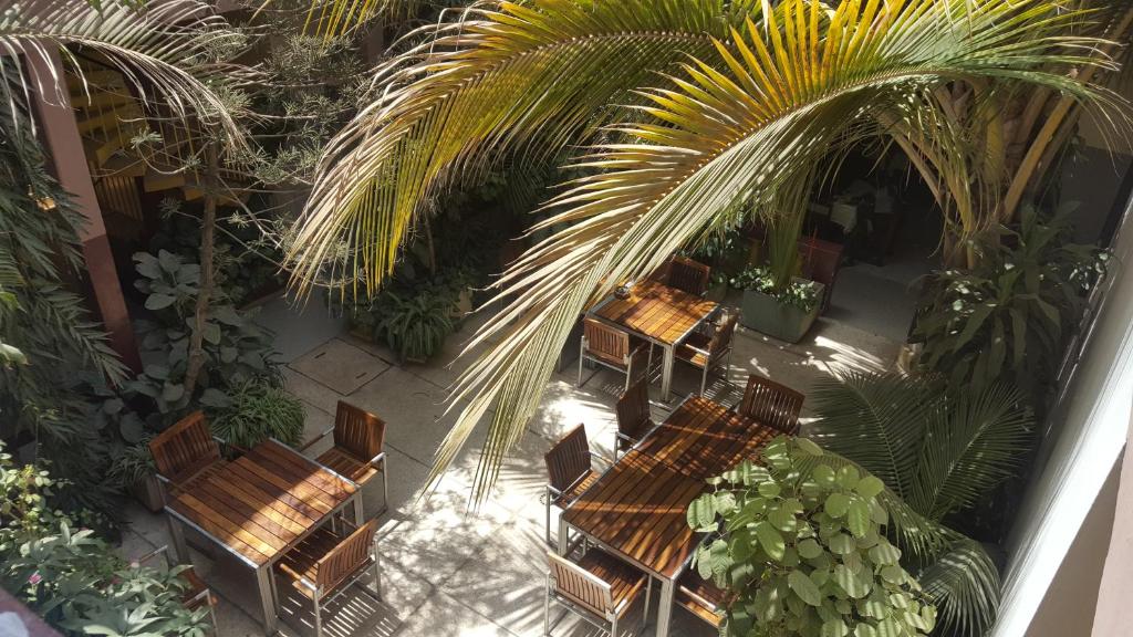 an overhead view of a patio with tables and chairs at Hôtel Saint-Louis Sun Dakar in Dakar