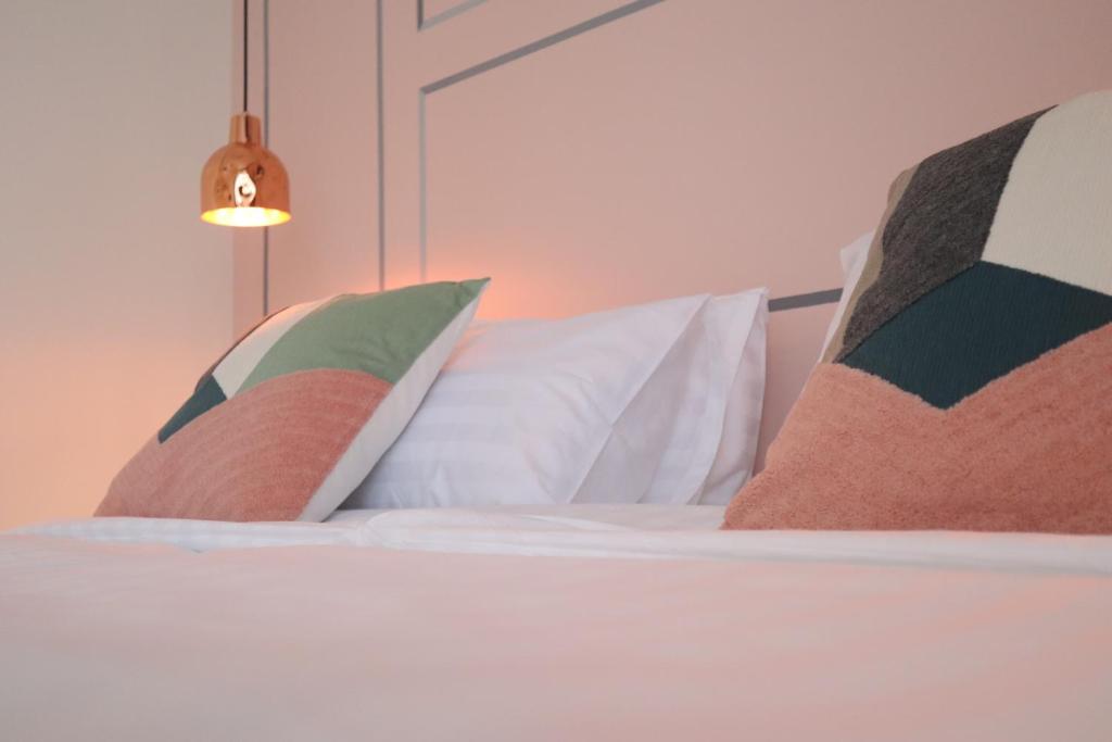 Goodnight Poshtel + Free Netflix