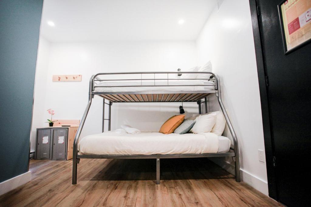 Postel nebo postele na pokoji v ubytování Auberge Saintlo Montréal Hostel
