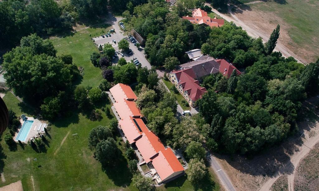 Letecký snímek ubytování Geréby Kúria Hotel és Lovasudvar