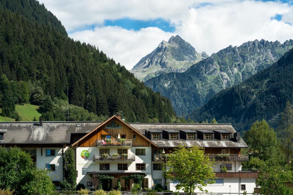 ein Hotel in den Bergen mit Bergen im Hintergrund in der Unterkunft Felbermayer´s Bed & Breakfast in Gaschurn