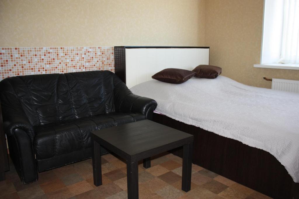 ソルタヴァラにあるАпартаменты на Садовойのベッドルーム1室(ベッド1台、黒い革張りの椅子付)