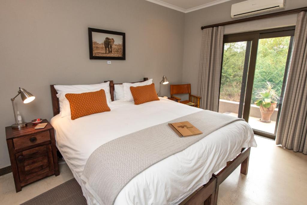 Letto o letti in una camera di Nyaleti Lodge