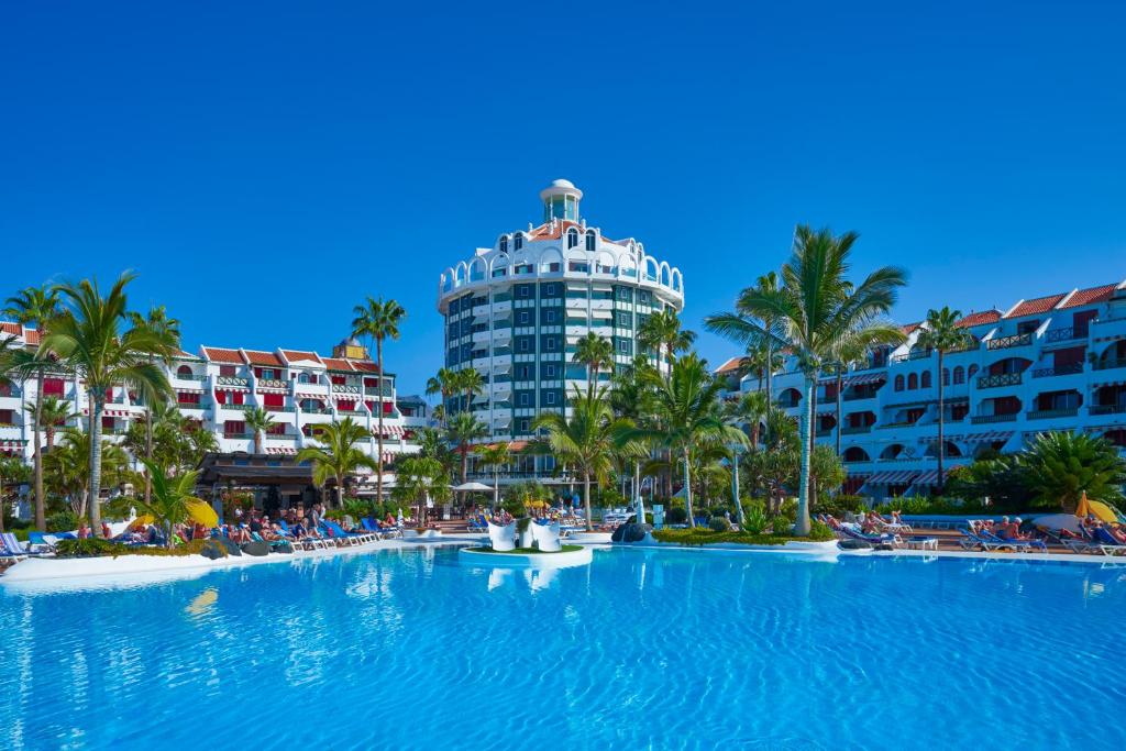 une grande piscine en face d'un complexe dans l'établissement Parque Santiago IV Official, à Playa de las Americas