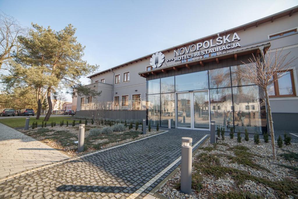 un bâtiment avec un panneau à l'avant dans l'établissement Novopolska - Hotel i Restauracja, à Kościan