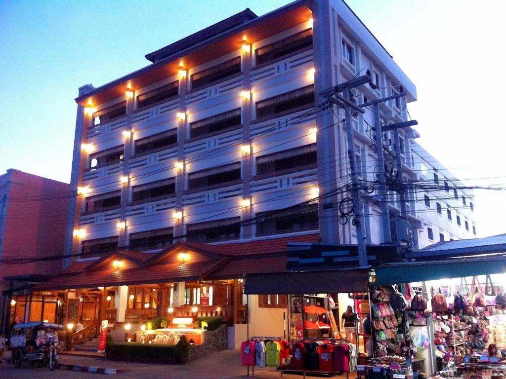 un edificio alto con luces encima en Riverfront Hotel Mukdahan en Mukdahan