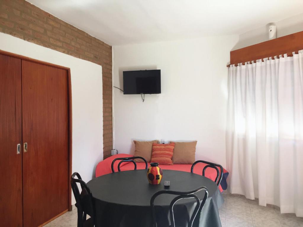 Zimmer mit einem Tisch mit Stühlen und einem Bett in der Unterkunft Casa Nuova Depto CERO in Villa María