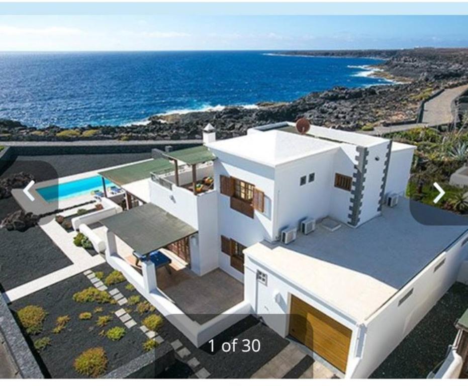 una vista aérea de una casa blanca con el océano en Villa Mareas, en Playa Blanca