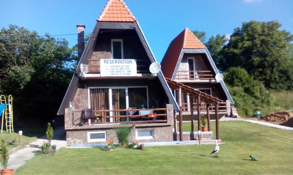 ein Haus mit zwei Türmen auf einem Hof in der Unterkunft Vili Bilyana in Crni Vrh