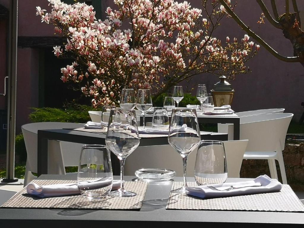 MercureyにあるHostellerie du Val d'Orのワイングラスとナプキンを盛り付けたテーブル