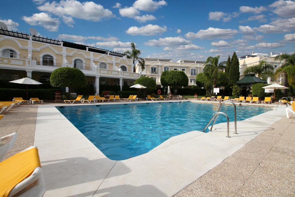 Bazén v ubytovaní Spacious 2 Bed Duplex in Aloha Gardens close to Puerto Banus alebo v jeho blízkosti