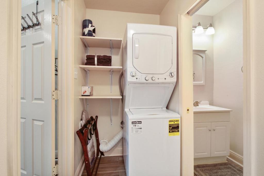 N Broad Studios - Studio Apartment