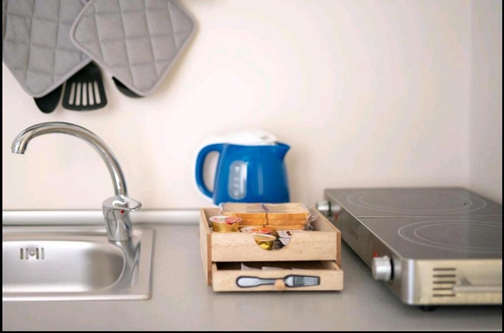 blat kuchenny ze zlewem i zlewem w obiekcie Borgo Santa Lucia Apartment w mieście Neapol