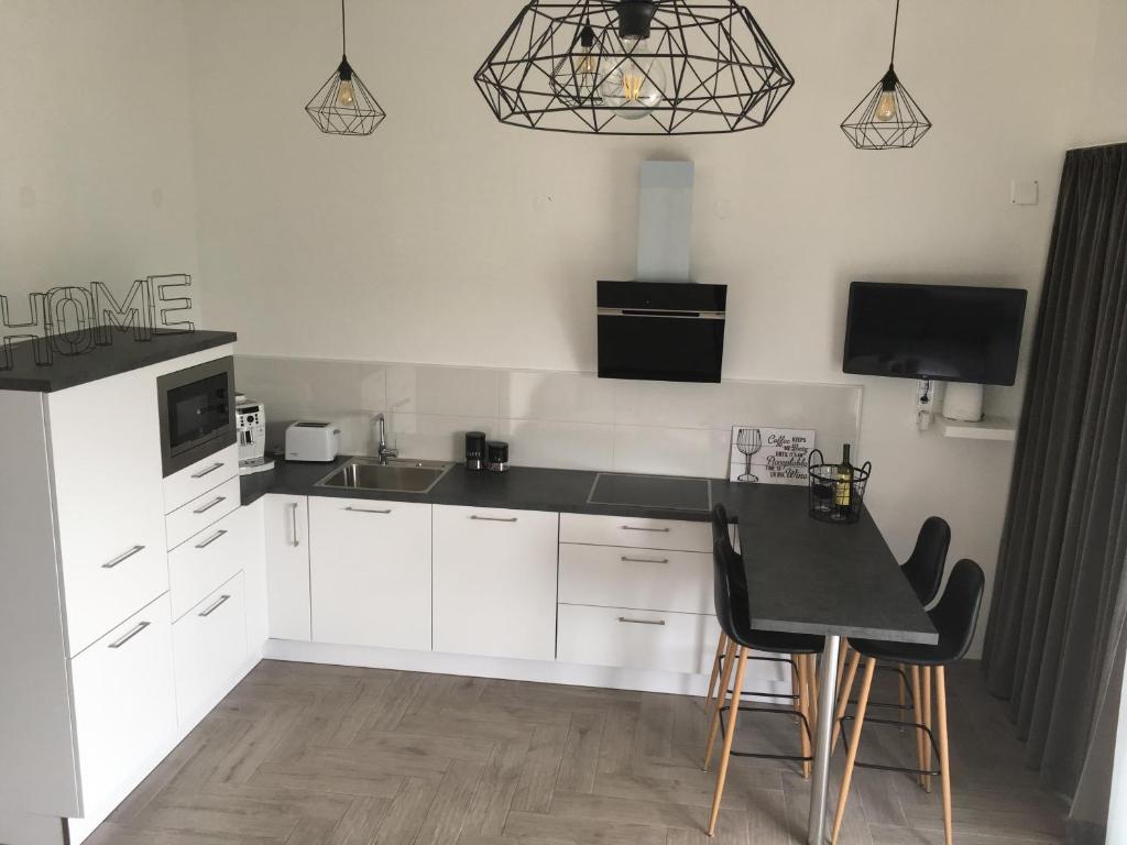 Kuchyň nebo kuchyňský kout v ubytování Ada Vis Apartments