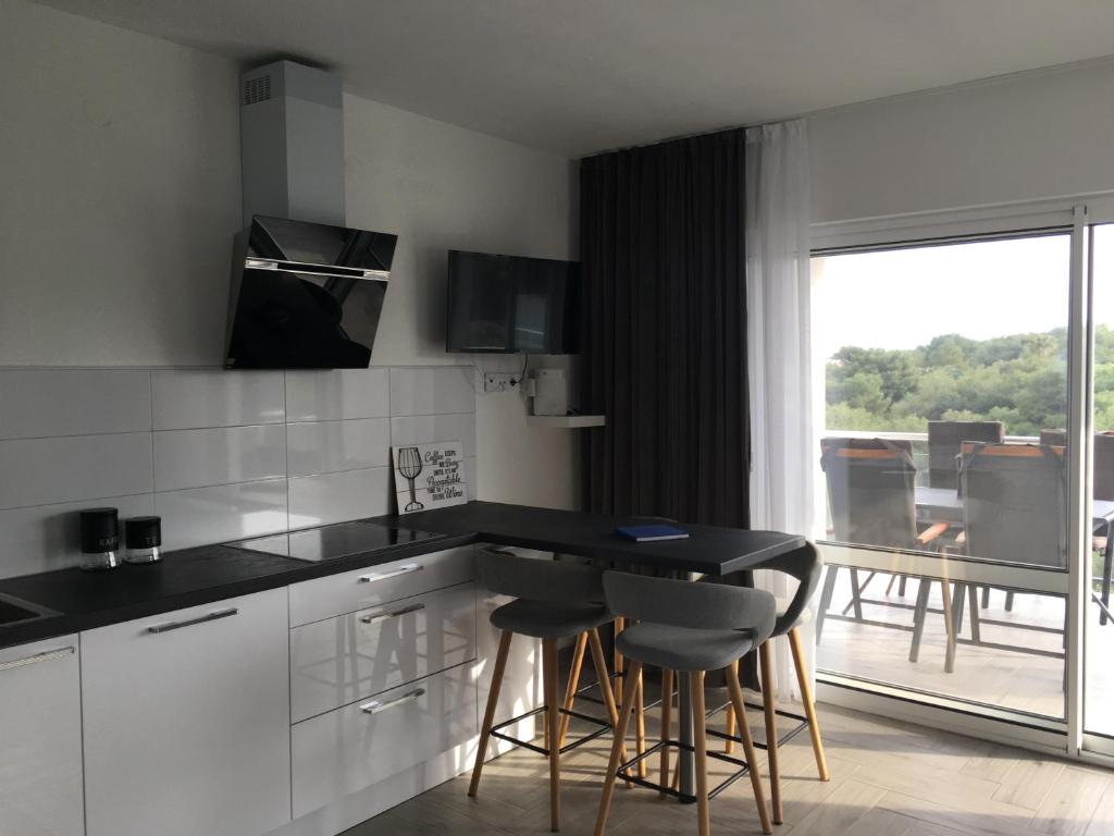 Kuchyň nebo kuchyňský kout v ubytování Ada Vis Apartments