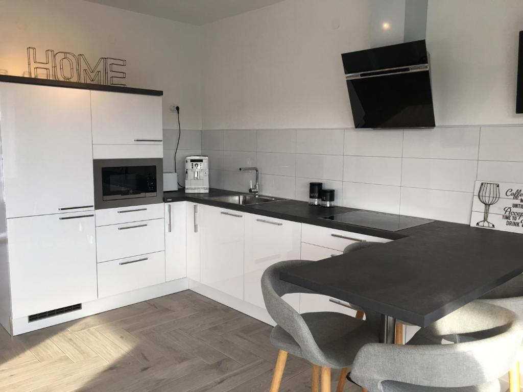 Kuchyň nebo kuchyňský kout v ubytování Ada Vis Apartments